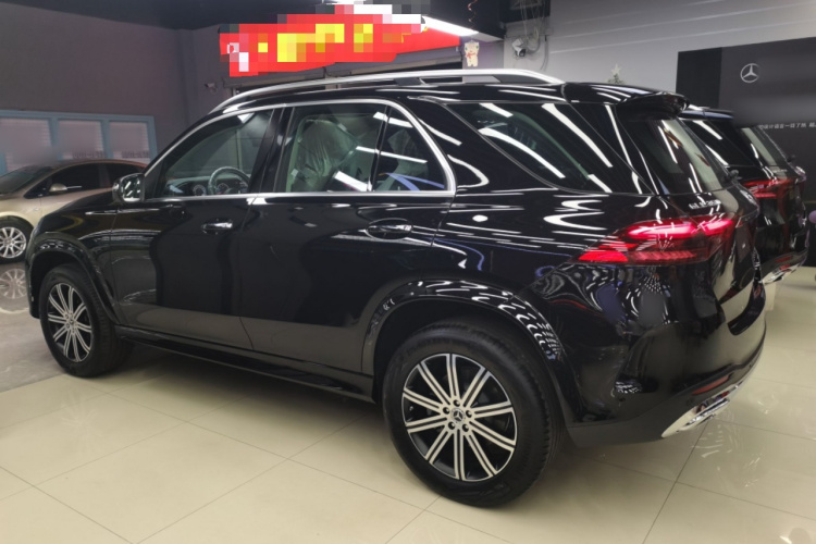 奔驰GLE 2024款 改款 GLE 350 4MATIC 时尚型车身外观4