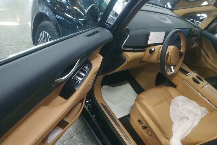 岚图汽车 岚图梦想家 2025款 PHEV 四驱卓越鲲鹏版中控内饰7003