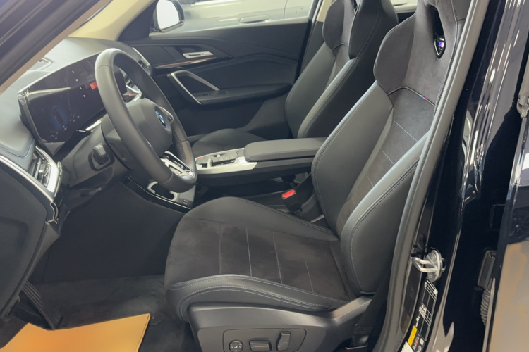 宝马iX1 2025款 eDrive25L M运动套装中控内饰7004