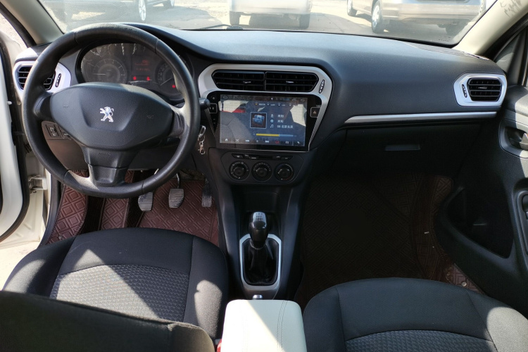标致301 2016款 1.6L 手动舒适版中控内饰12