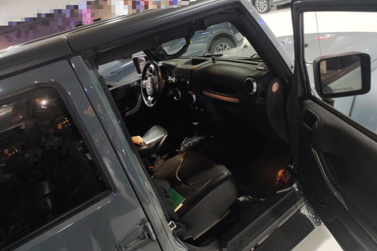 Jeep 牧马人 2015款 3.0L Sahara 四门舒享版局部细节9005