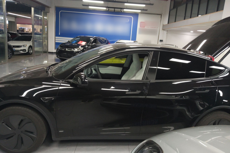 特斯拉 Model Y 2025款 后轮驱动 首发版车身外观4