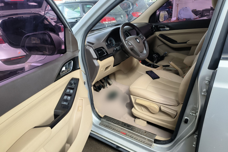 宝骏730 2014款 1.5L 手动豪华导航ESP版 7座中控内饰20