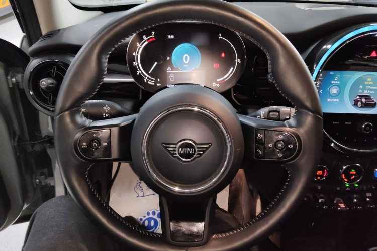 MINI 2022款 1.5T COOPER 艺术家 五门版中控内饰13