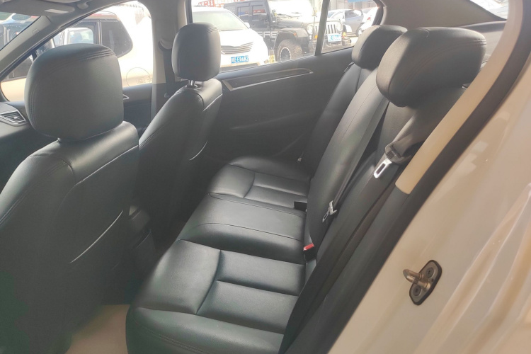 标致308 2014款 乐享版 经典 1.6L 自动风尚型中控内饰21