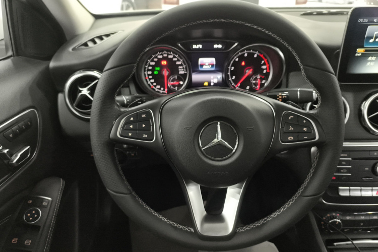 奔驰GLA 2017款 GLA 200 动感型中控内饰13