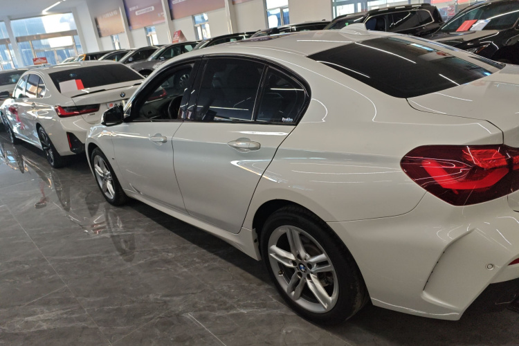 宝马1系 2023款 120i M运动曜夜版车身外观4