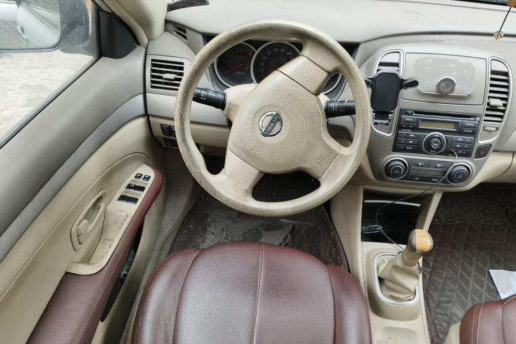 日产 轩逸 2012款 经典 1.6XE 手动舒适版中控内饰13