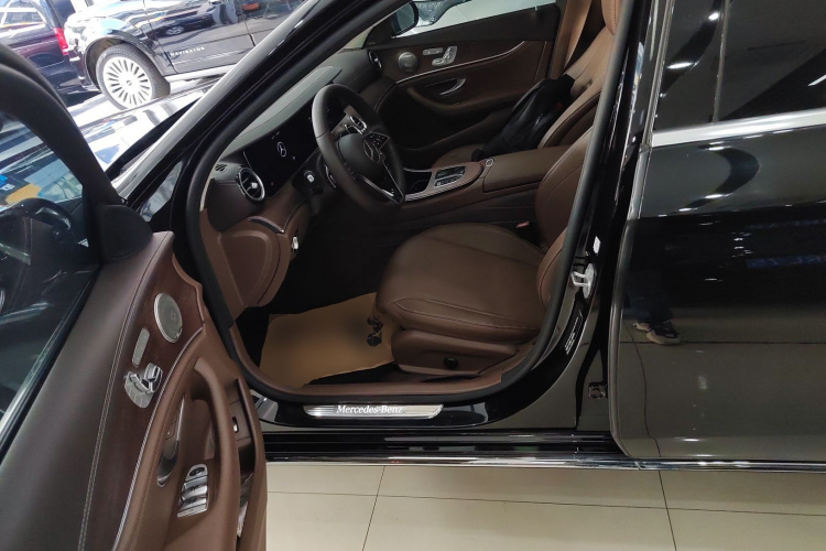 奔驰E级 2023款 改款 E 300 L 时尚型中控内饰19