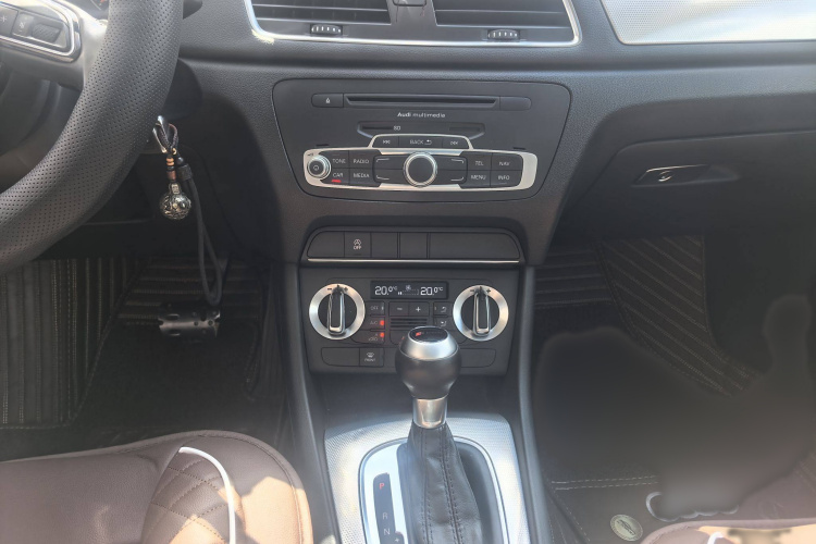 奥迪Q3 2015款 35 TFSI 进取型中控内饰7003