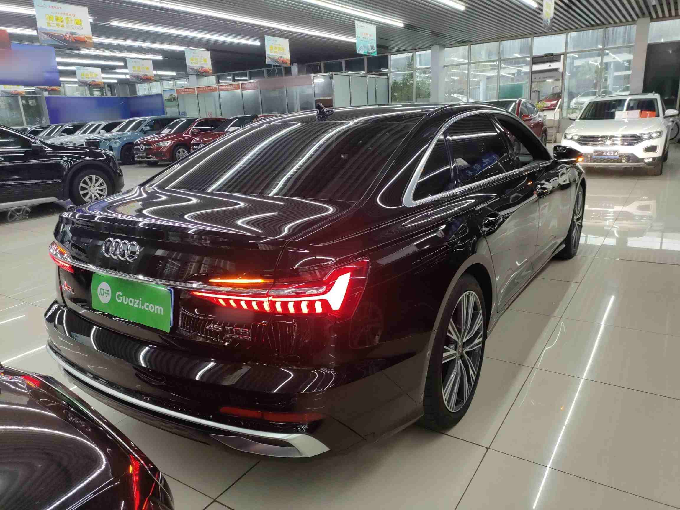 车辆右后45度外观展示