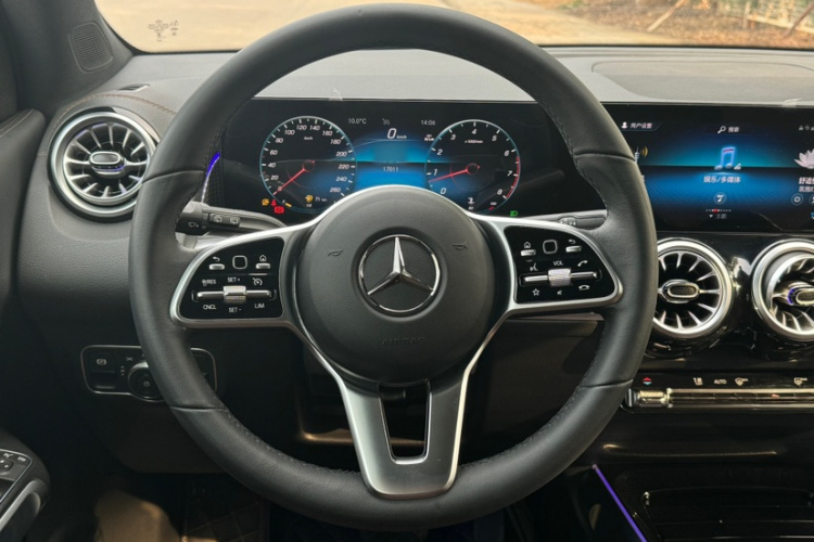 奔驰GLB 2023款 GLB 220 动感型中控内饰7006