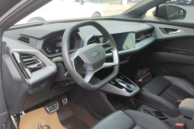 奥迪Q5 e-tron 2023款 40 e-tron 闪耀型 机甲套装中控内饰7002