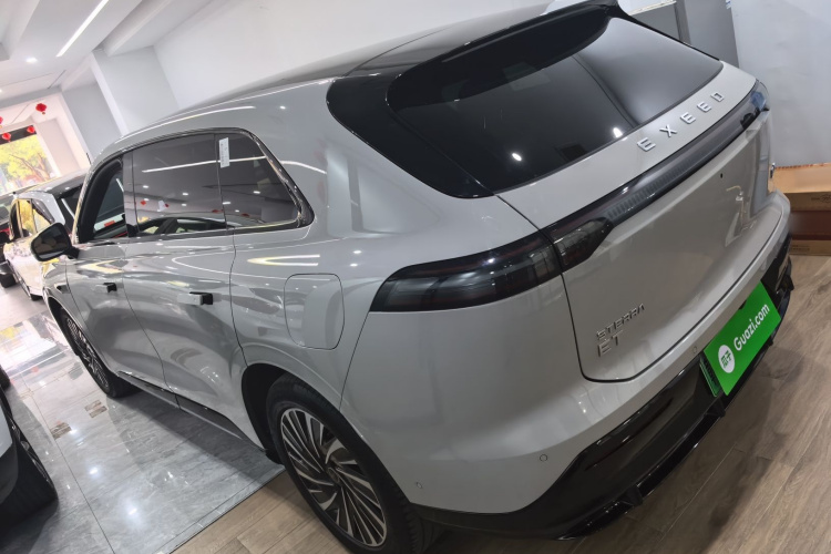 星途 星纪元 ET 2024款 增程 240 Ultra四驱车身外观4