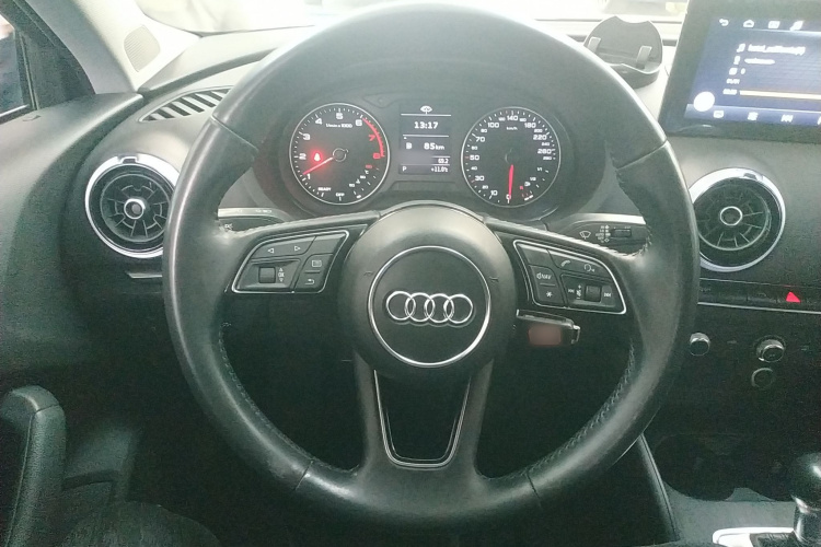 奥迪A3 2018款 30周年年型 Sportback 35 TFSI 时尚型中控内饰13