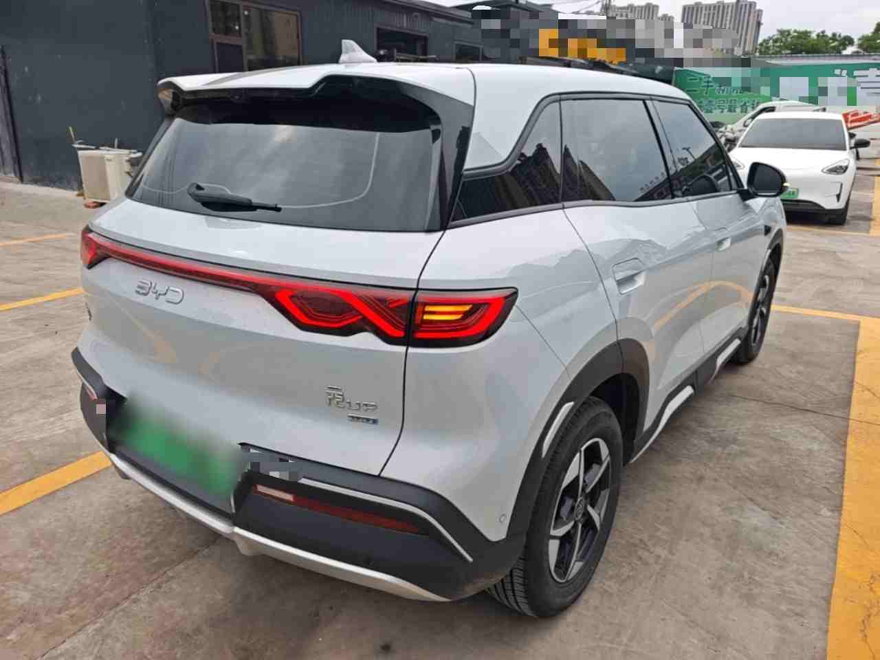 车辆右后45度外观展示