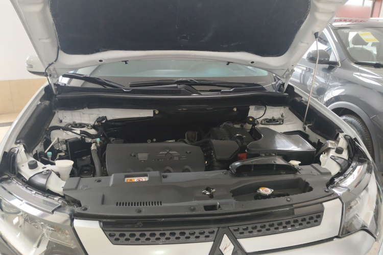 三菱 欧蓝德 2020款 2.0L 两驱畅享版 5座机舱底盘24