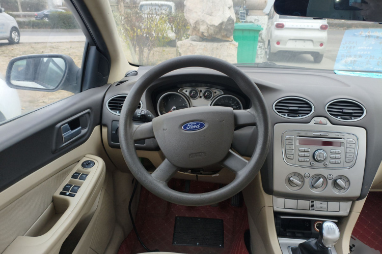 福特 福克斯 2013款 三厢经典 1.8L 手动基本型中控内饰13