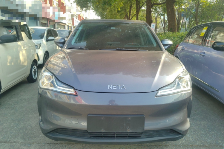 哪吒汽车 哪吒V 2022款 潮 300 Lite 磷酸铁锂车身外观2