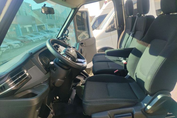 江铃福顺 2023款 2.0T 自动中轴中高顶商运型多功能乘用车7座中控内饰19