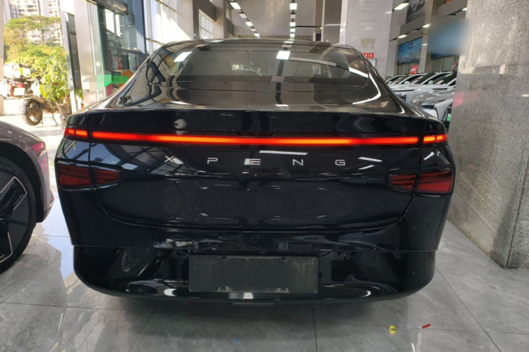 小鹏P7 2024款 P7i 550 Pro车身外观6