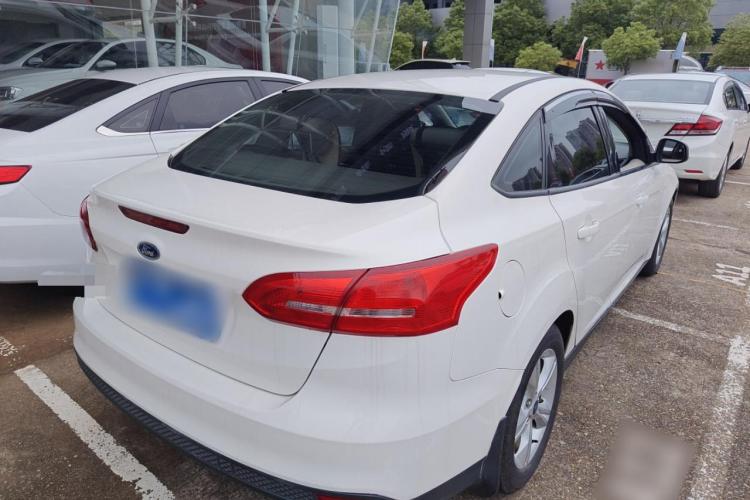 福特 福克斯 2018款 三厢经典 1.6L 自动舒适型智行版车身外观7