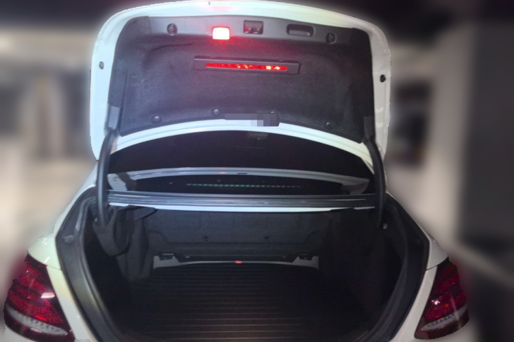 奔驰E级 2017款 E 200 L 运动型 4MATIC局部细节23