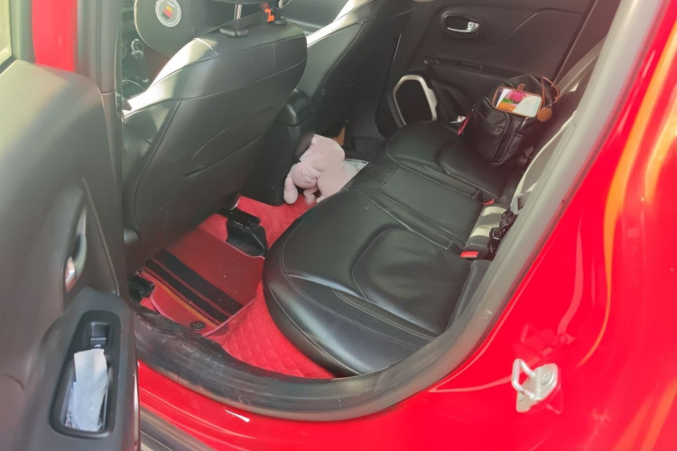 Jeep 自由侠 2017款  180TS 自动四驱全能敞篷版中控内饰7004