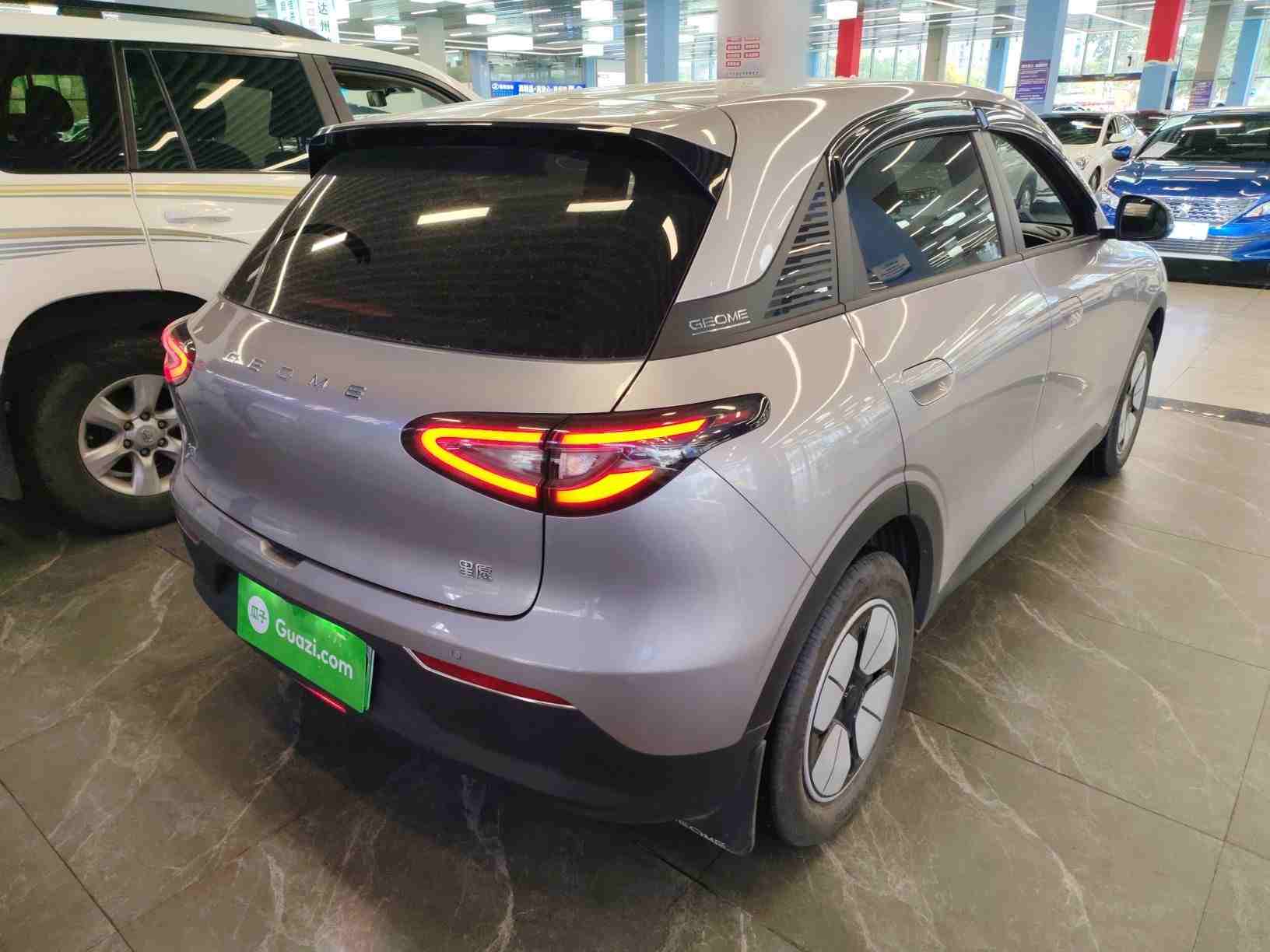 车辆右后45度外观