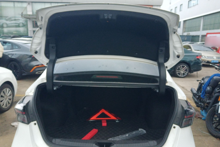 奇瑞 艾瑞泽5 PLUS 2021款 小泽 1.5T CVT享PLUS机舱底盘23