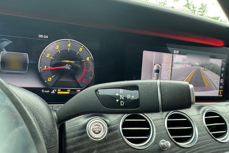 奔驰E级 2020款 E 300 L 运动时尚型中控内饰7012