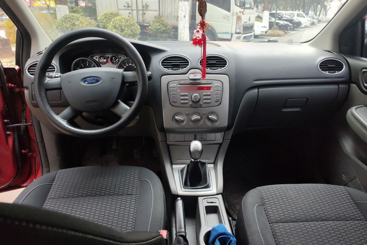 福特 福克斯 2013款 两厢经典 1.8L 手动基本型中控内饰12