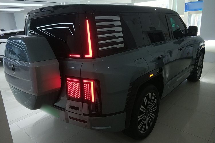 仰望U8 2023款 豪华版车身外观7