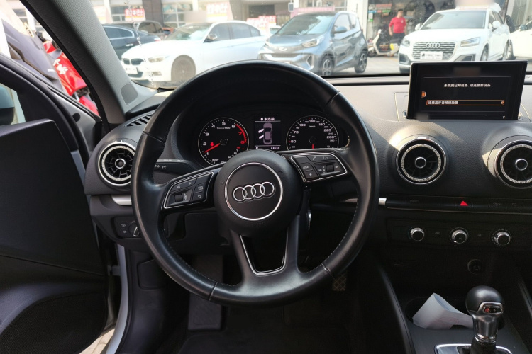 奥迪A3 2018款 30周年年型 Limousine 35 TFSI 进取型中控内饰13