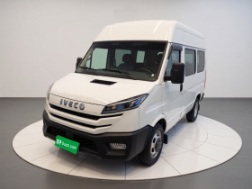 依维柯得意 2023款 2.5T A35M1多用途乘用车短轴中顶双胎侧拉门 自动挡