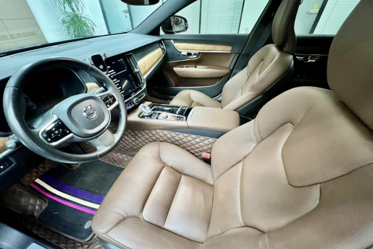 沃尔沃S90新能源 2024款 插电式混动 四驱长续航智逸豪华版中控内饰7010