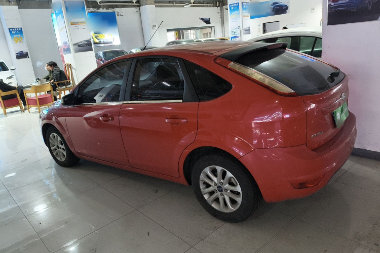 福特 福克斯 2013款 两厢经典 1.8L 自动基本型车身外观4