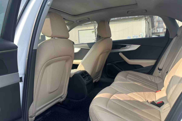 奥迪A4L 2018款 30周年年型 45 TFSI quattro 个性运动版中控内饰7004