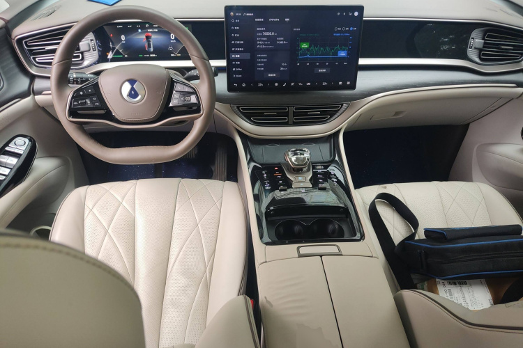 腾势D9 2022款 DM-i 970 四驱旗舰型中控内饰7002