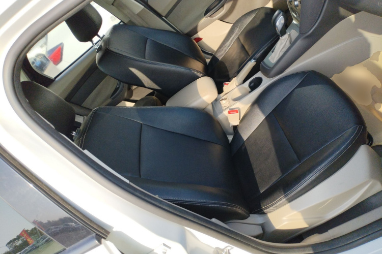 福特 福克斯 2012款 三厢 1.6L 自动舒适型局部细节41