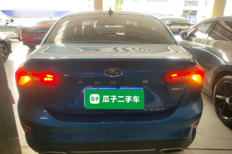 福特 福克斯 2021款 三厢 EcoBoost 180 自动锋潮型车身外观6