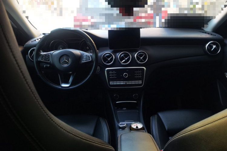 奔驰GLA 2018款 GLA 220 4MATIC 运动型中控内饰7002