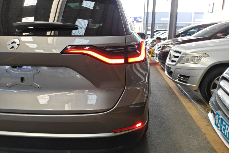 蔚来ES8 2020款 580KM 七座版车身外观9