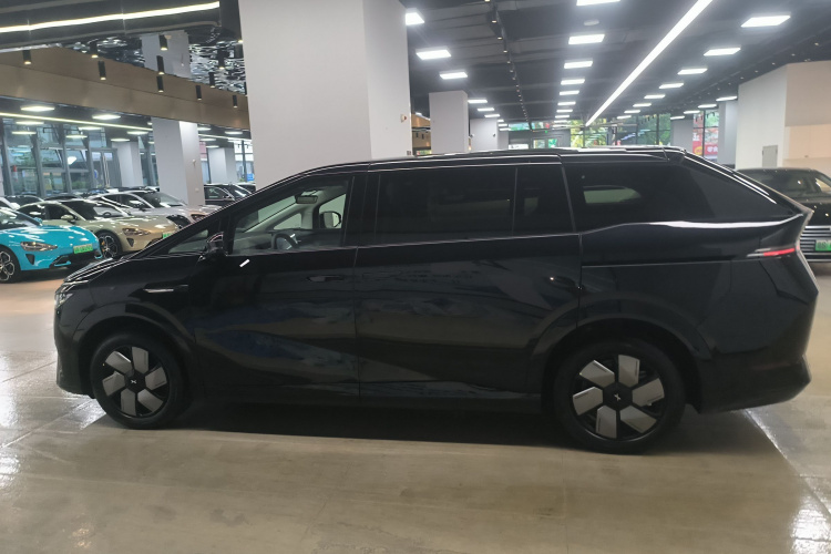 小鹏X9 2025款 650长续航 Max车身外观4