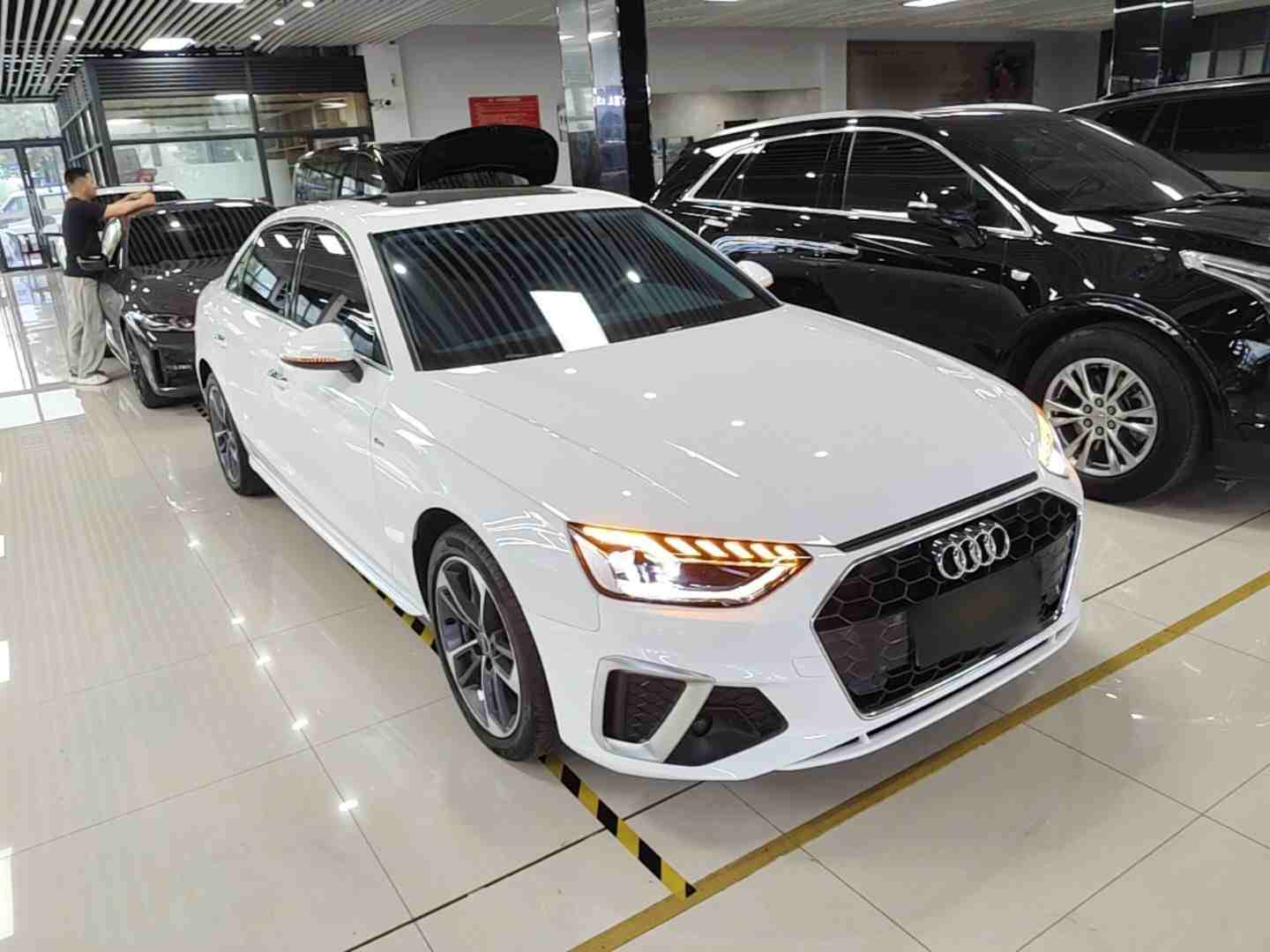车辆右前45度外观展示