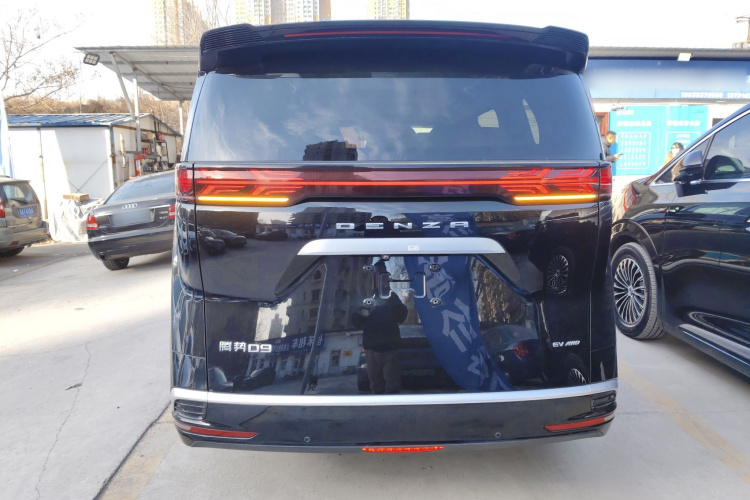 腾势D9 2022款 EV 600 四驱旗舰型车身外观6