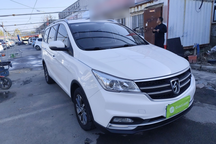 宝骏730 2021款 1.5T CVT时尚型 7座车身外观3