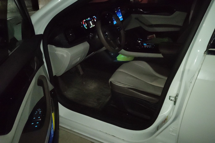 比亚迪 秦PLUS 2024款 荣耀版 DM-i 55KM领先型中控内饰7003