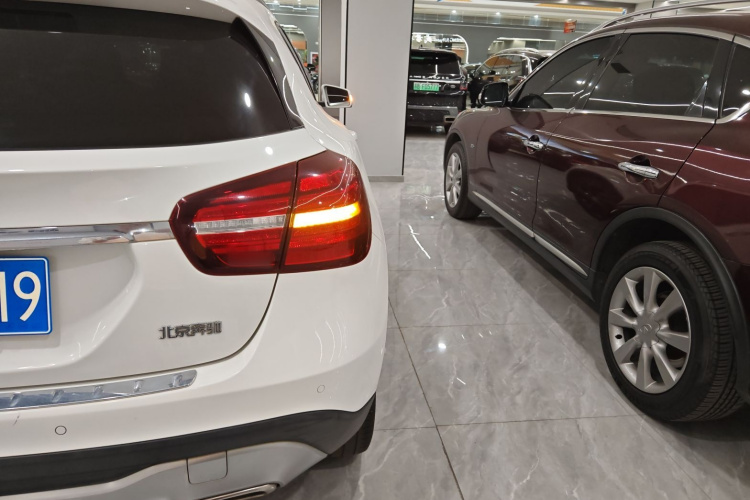 奔驰GLA 2018款 GLA 200 动感型车身外观9