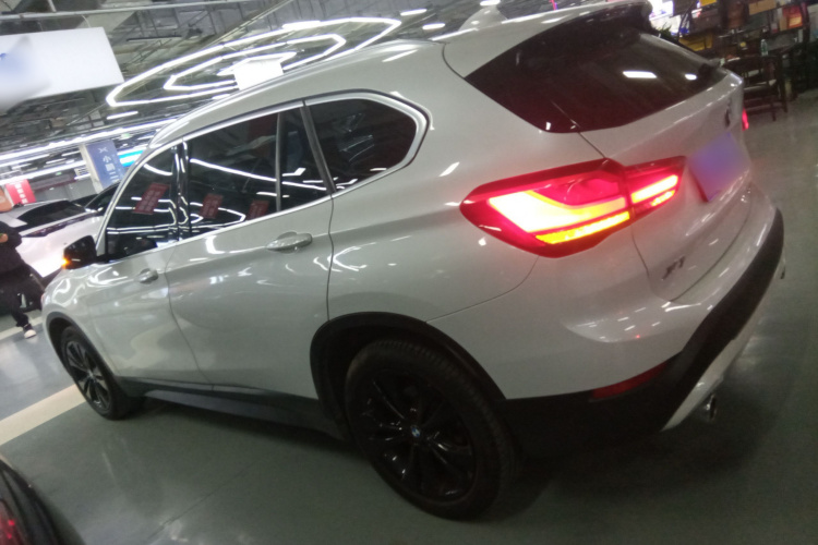 宝马X1 2021款 改款 sDrive20Li 时尚型车身外观4